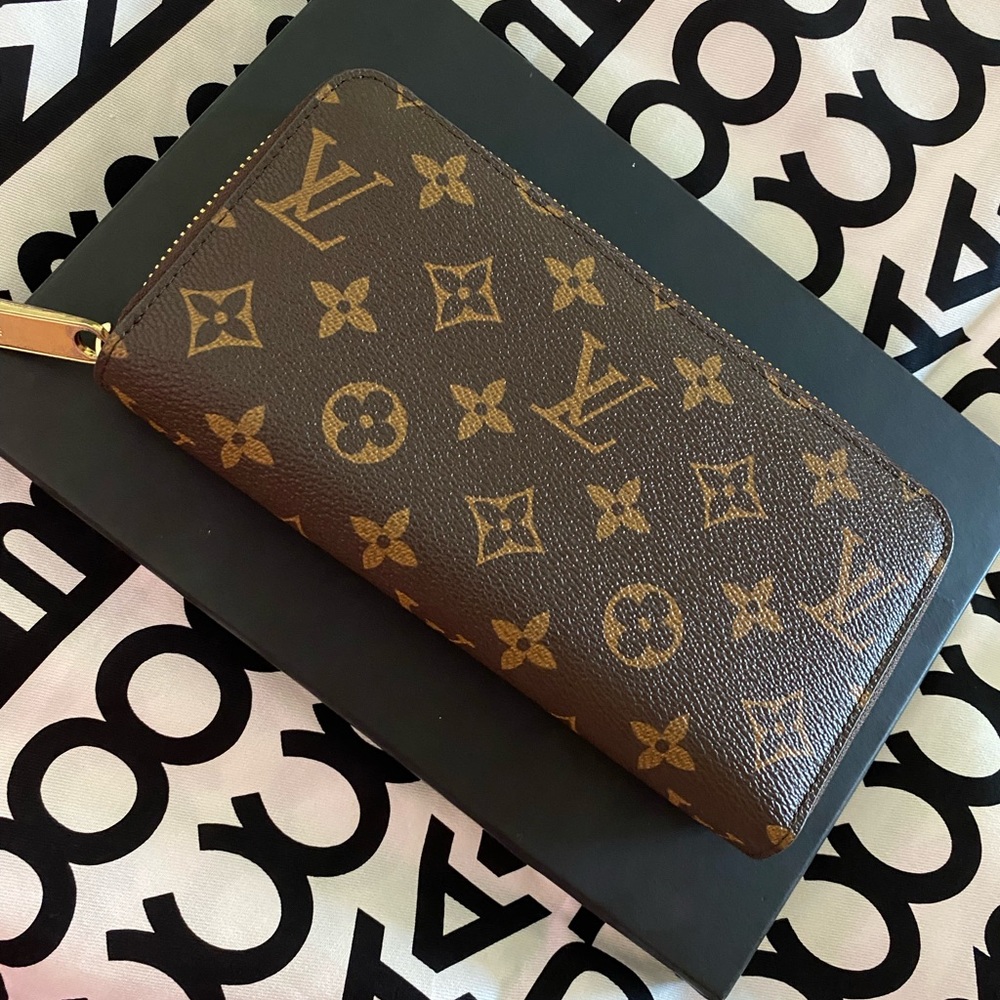 LV Louis Vuitton zippy Wallet